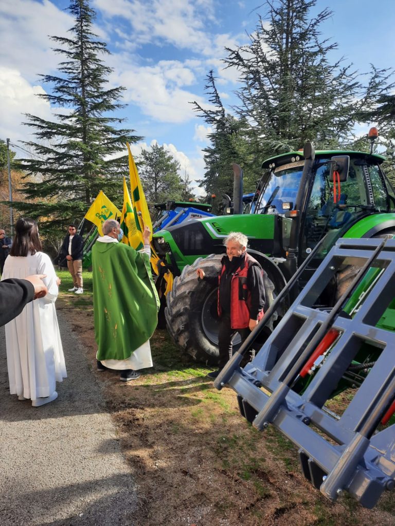 Benedizione dei mezzi agricoli e del bestiame impartita da Don Pietro Pellegrini